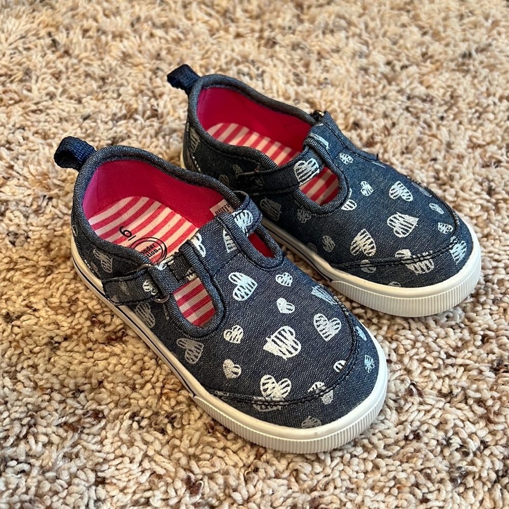 NWOT Toddler girl’s heart shoes size 6 🤍